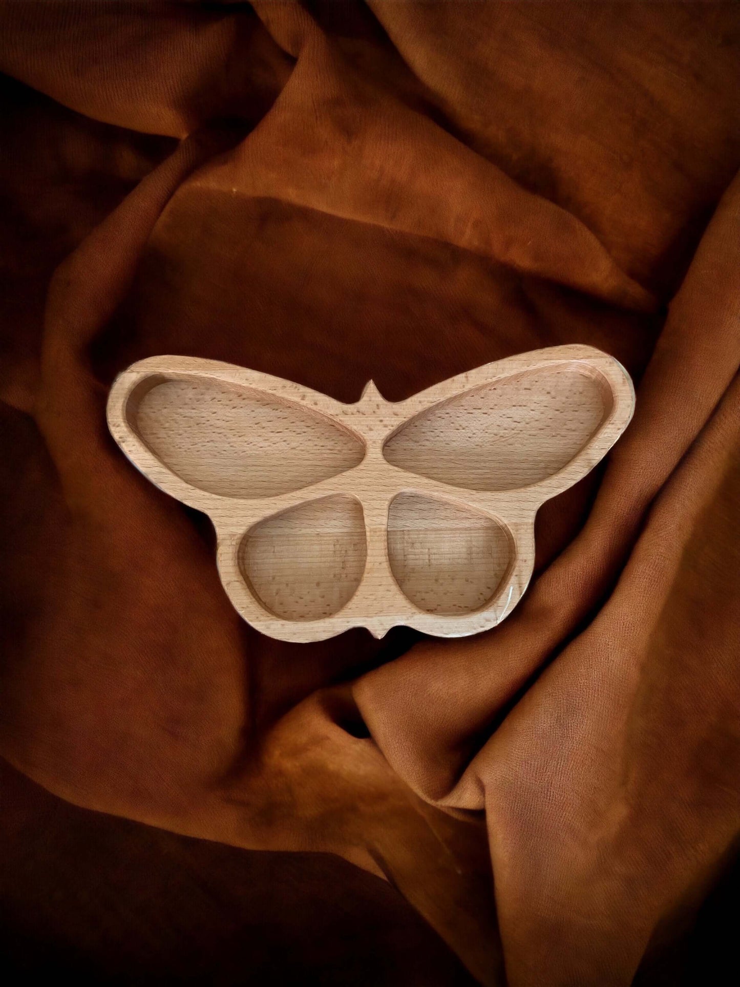 Drevená miska - Motýľ 28,5 cm z masívneho dreva ošetrená olejom pre bezpečné použitie