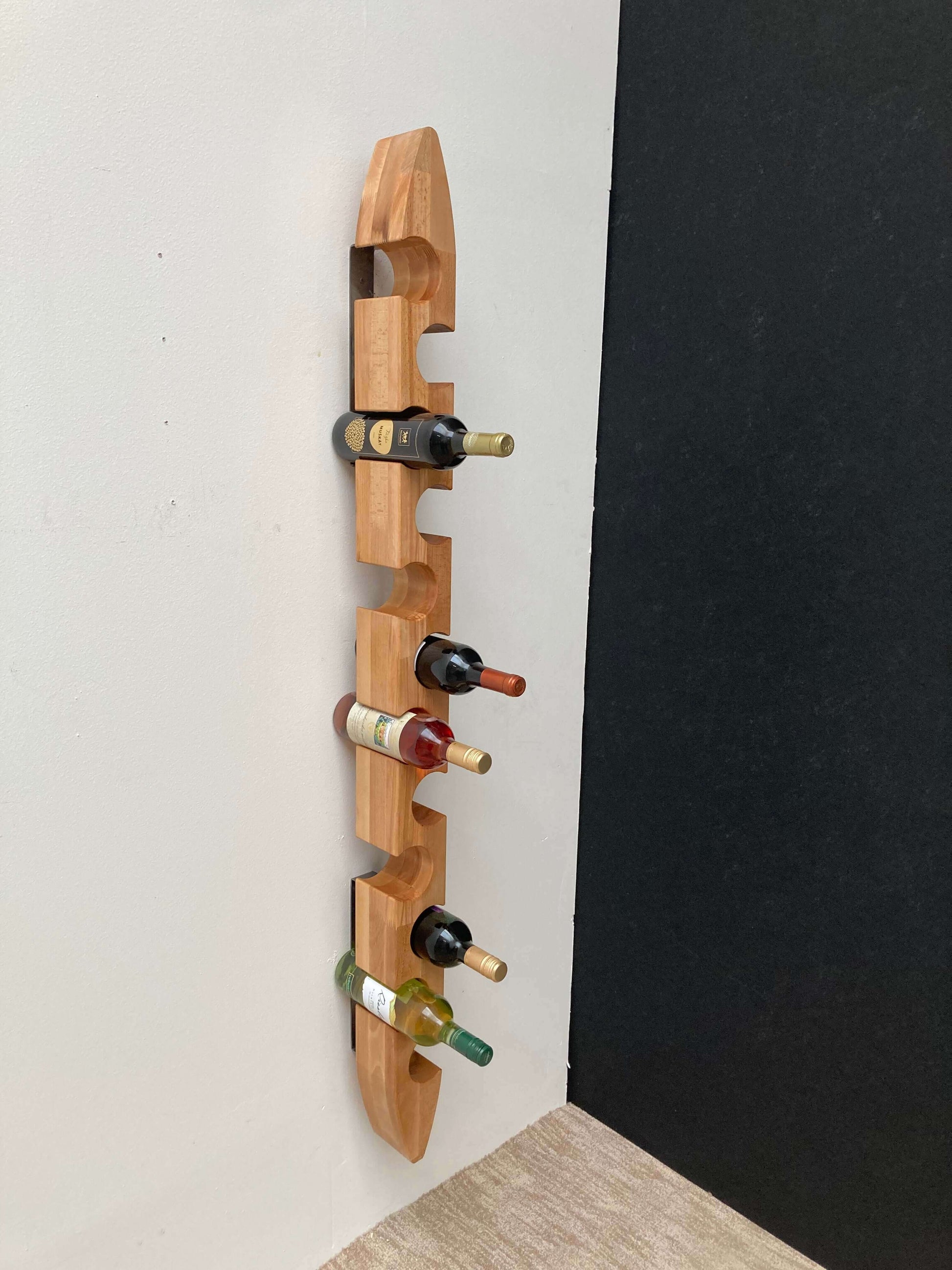 Dizajnový Drevený stojan na víno EYE pre 6 a 12 fliaš - závesný na stenu. Unikátny dizajn a kvalita pre váš domov. Fantastický vzhľad a dlhá životnosť.