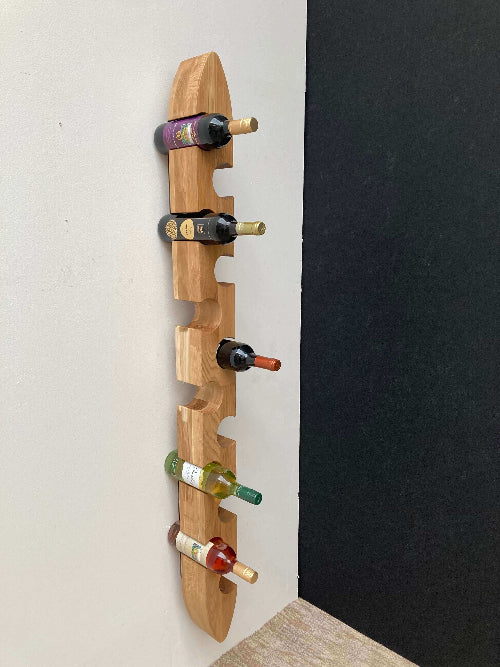 Dizajový Drevený stojan na víno EYE pre 6 a 12 fliaš - závesný na stenu. Unikátny dizajn a kvalita pre váš domov. Fantastický vzhľad a dlhá životnosť.