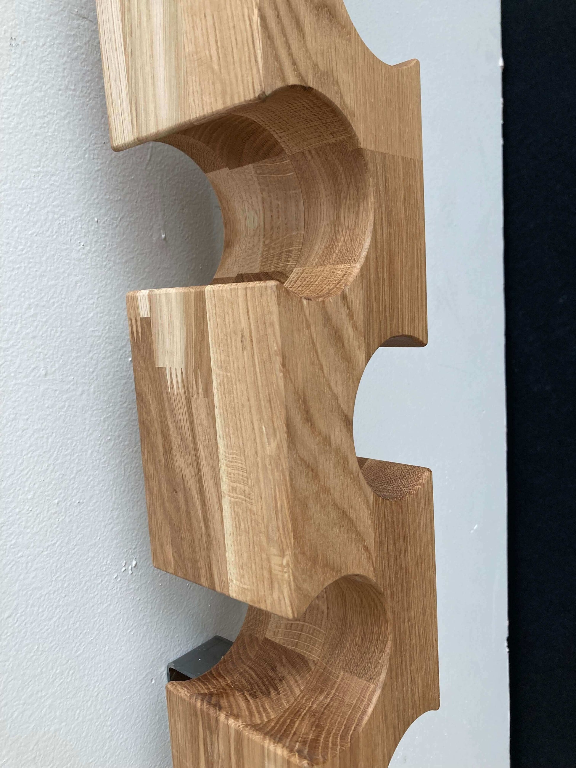 Drevený stojan na víno EYE pre 6 a 12 fliaš - závesný na stenu. Unikátny dizajn a kvalita pre váš domov. Fantastický vzhľad a dlhá životnosť.