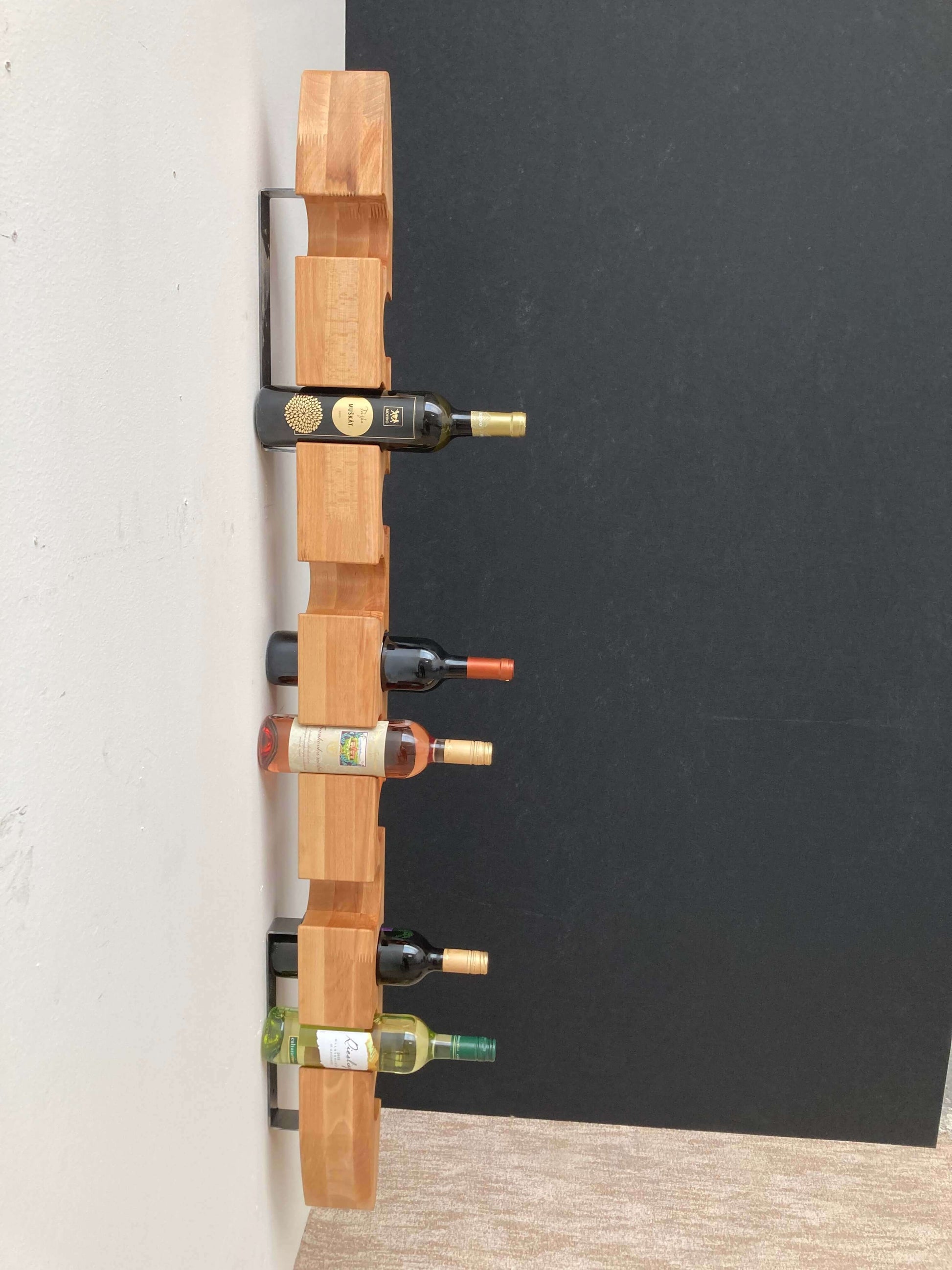 Drevený stojan na víno EYE pre 6 a 12 fliaš - závesný na stenu. Unikátny dizajn a kvalita pre váš domov. Fantastický vzhľad a dlhá životnosť.