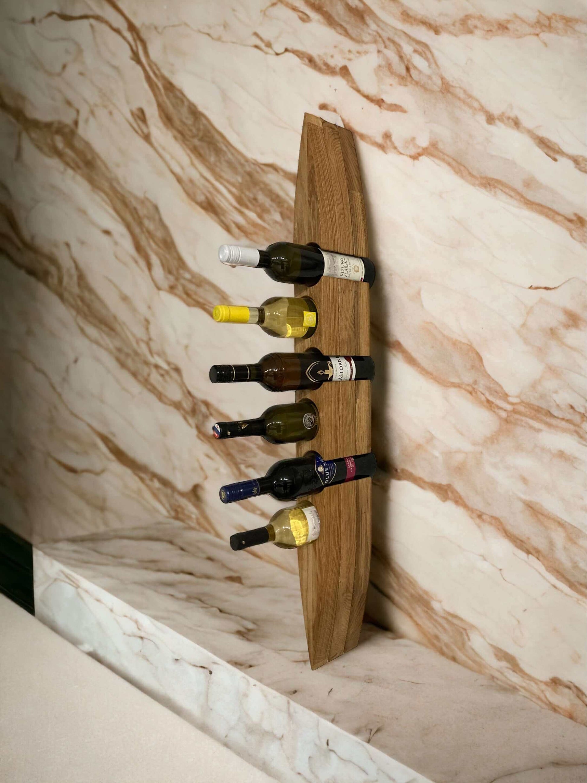 Drevený stojan na víno EYE pre 6 a 12 fliaš - závesný na stenu. Unikátny dizajn a kvalita pre váš domov. Fantastický vzhľad a dlhá životnosť.