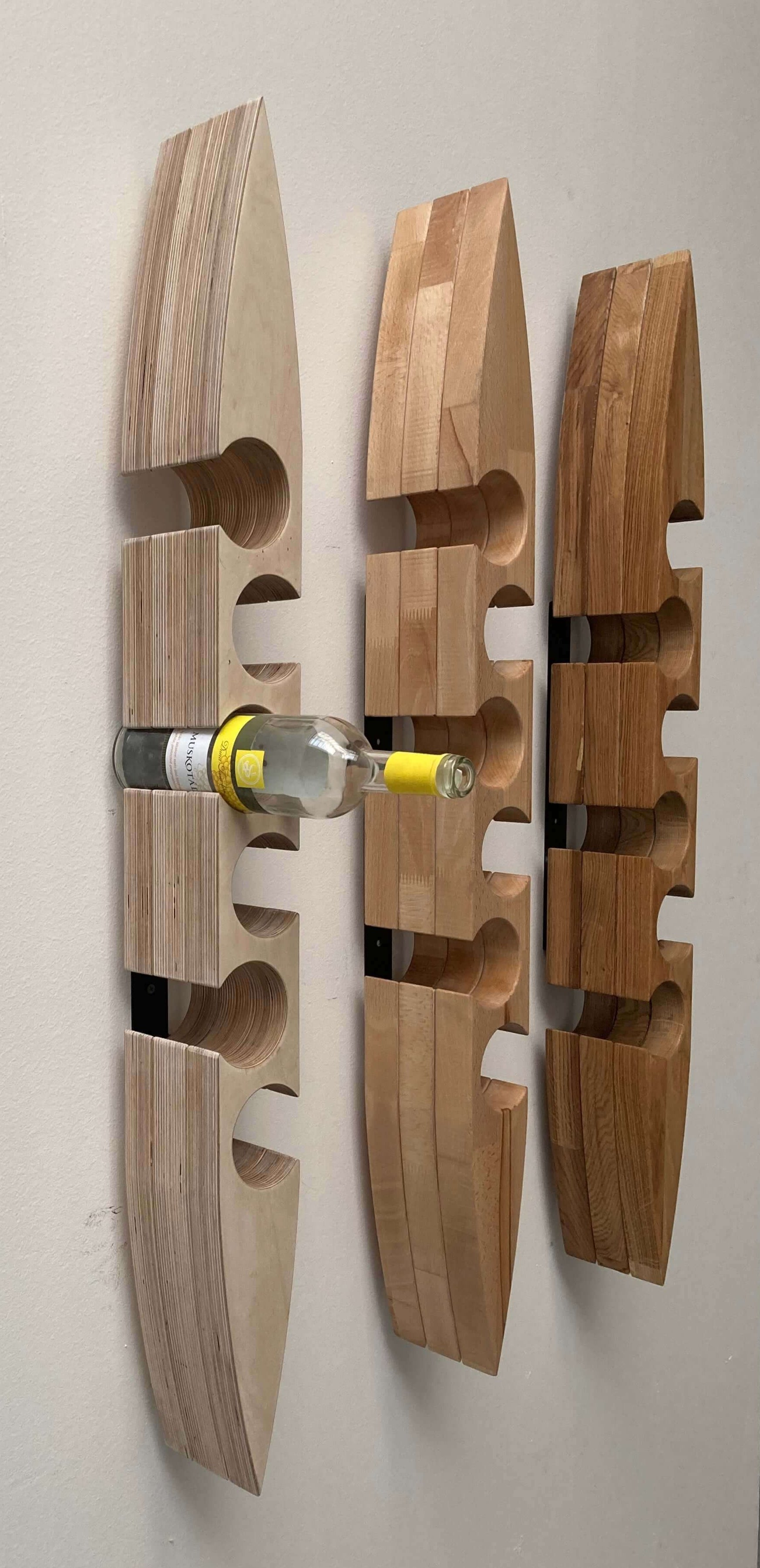 Luxusný Drevený stojan na víno EYE pre 6 a 12 fliaš - závesný na stenu. Unikátny dizajn a kvalita pre váš domov. Fantastický vzhľad a dlhá životnosť.
