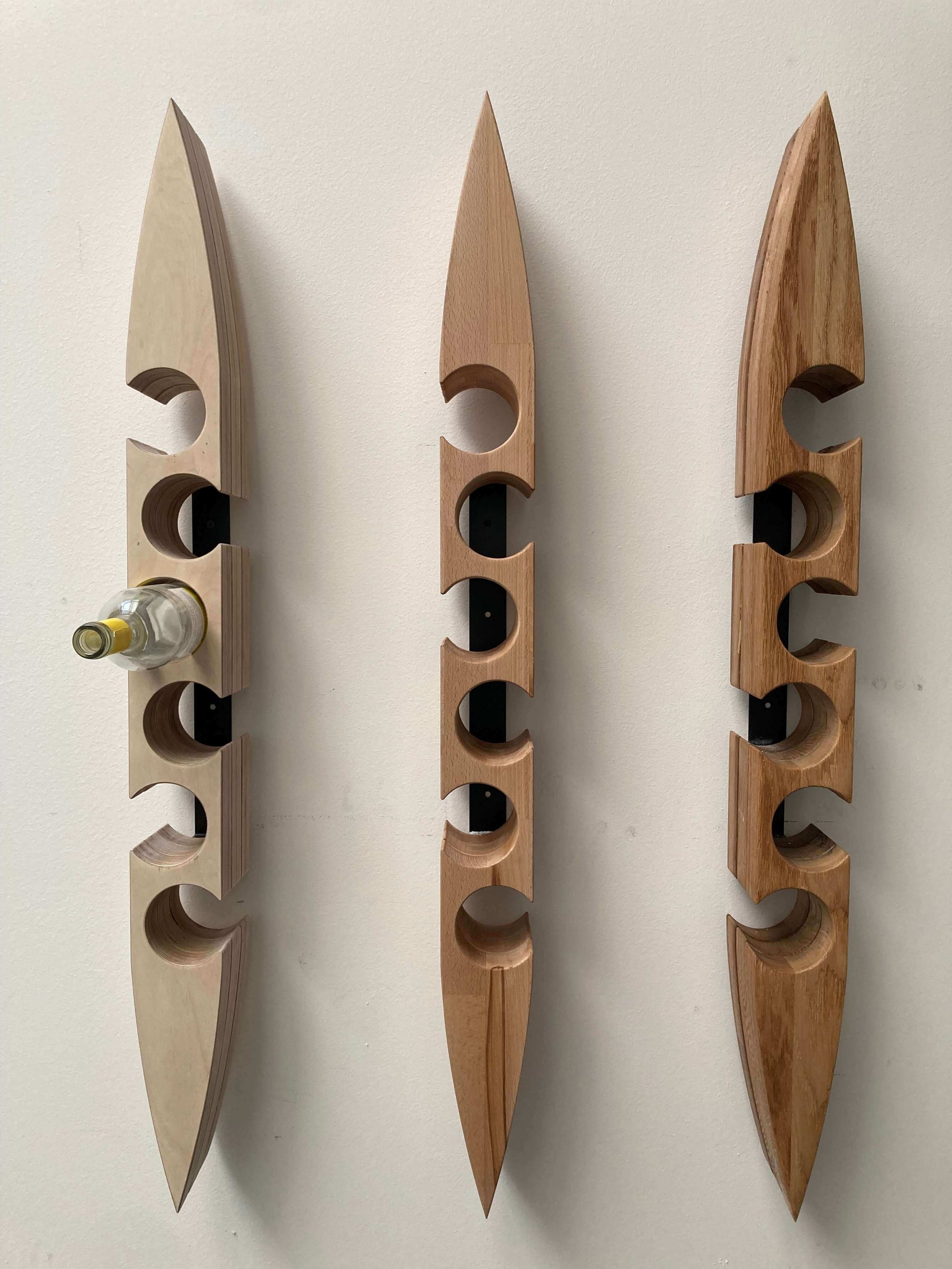 Drevený stojan na víno EYE pre 6 a 12 fliaš - závesný na stenu. Unikátny dizajn a kvalita pre váš domov. Fantastický vzhľad a dlhá životnosť.