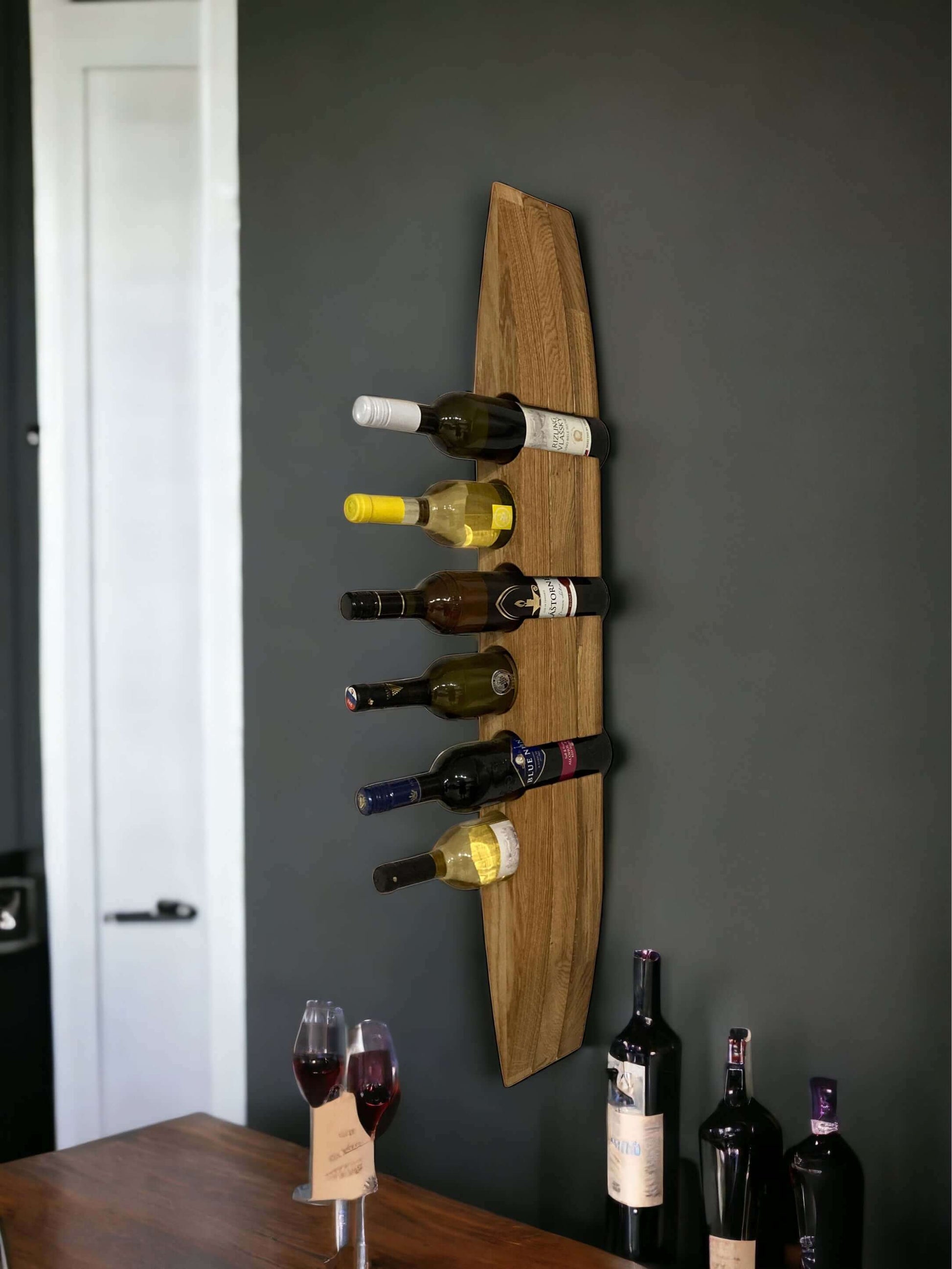 Drevený stojan na víno EYE pre 6 a 12 fliaš - závesný na stenu. Unikátny dizajn a kvalita pre váš domov. Fantastický vzhľad a dlhá životnosť.