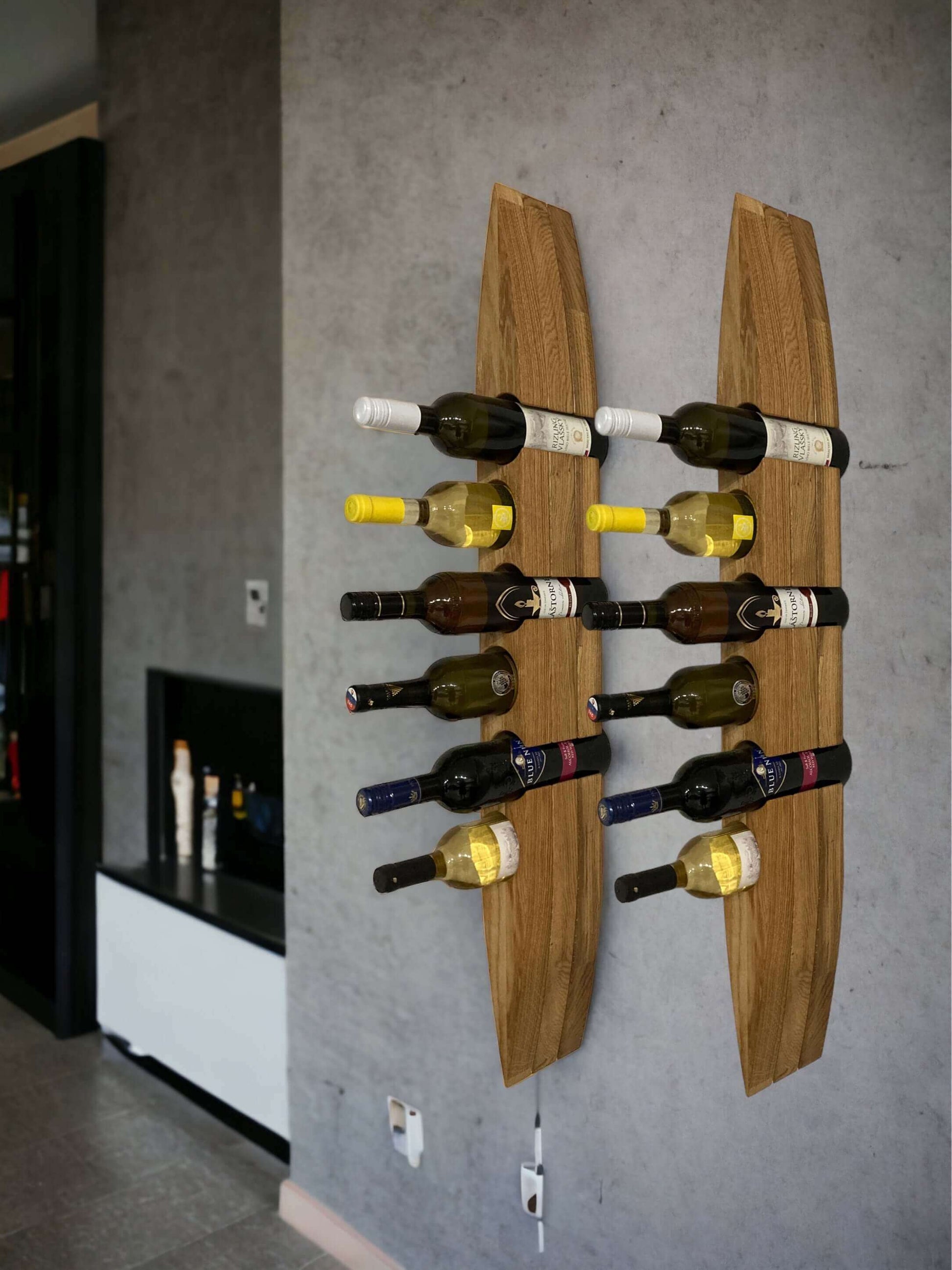 Drevený stojan na víno EYE pre 6 a 12 fliaš - závesný na stenu. Unikátny dizajn a kvalita pre váš domov. Fantastický vzhľad a dlhá životnosť.