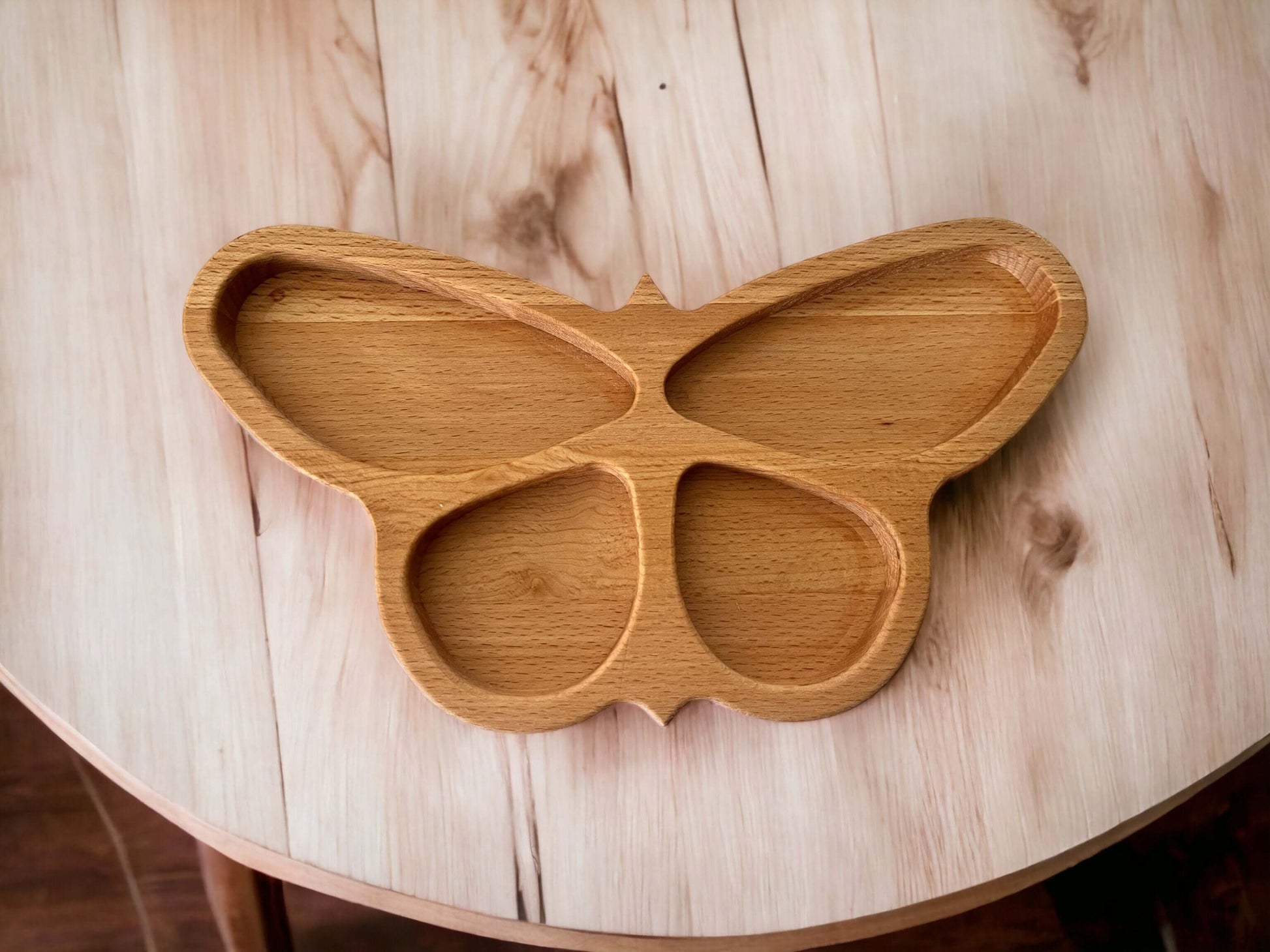 Drevená miska - Motýľ 28,5 cm z masívneho dreva ošetrená olejom pre bezpečné použitie