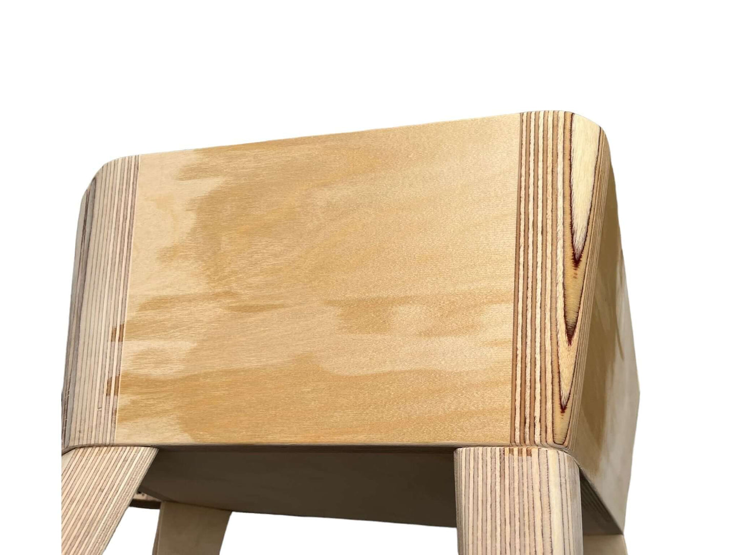 Konferenčný stolík v tvare vejára s tvrdovoskovou úpravou. Vyrobený z masívneho dreva, vnáša eleganciu a jedinečnosť do každého priestoru.