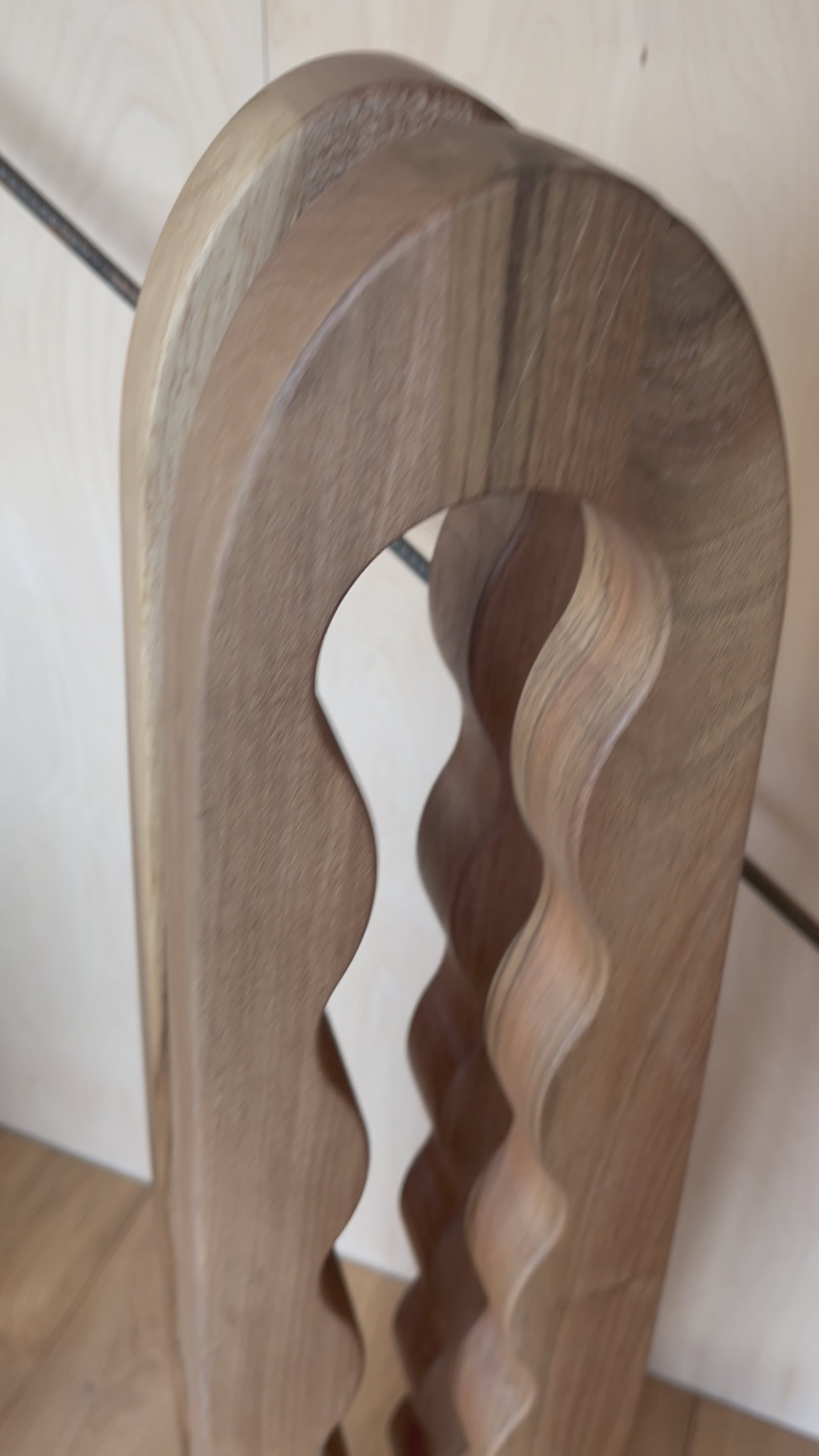 Stojan na víno ELEGANT 9 fliaš, masívne drevo ORECH je vyrobený z masívneho dreva, ošetrený olejom, lakom. Každý kúsok je ručne vyrobený s ohľadom na detail dreva, čo zaručuje jedinečný charakter každého nášho stojanu na víno.