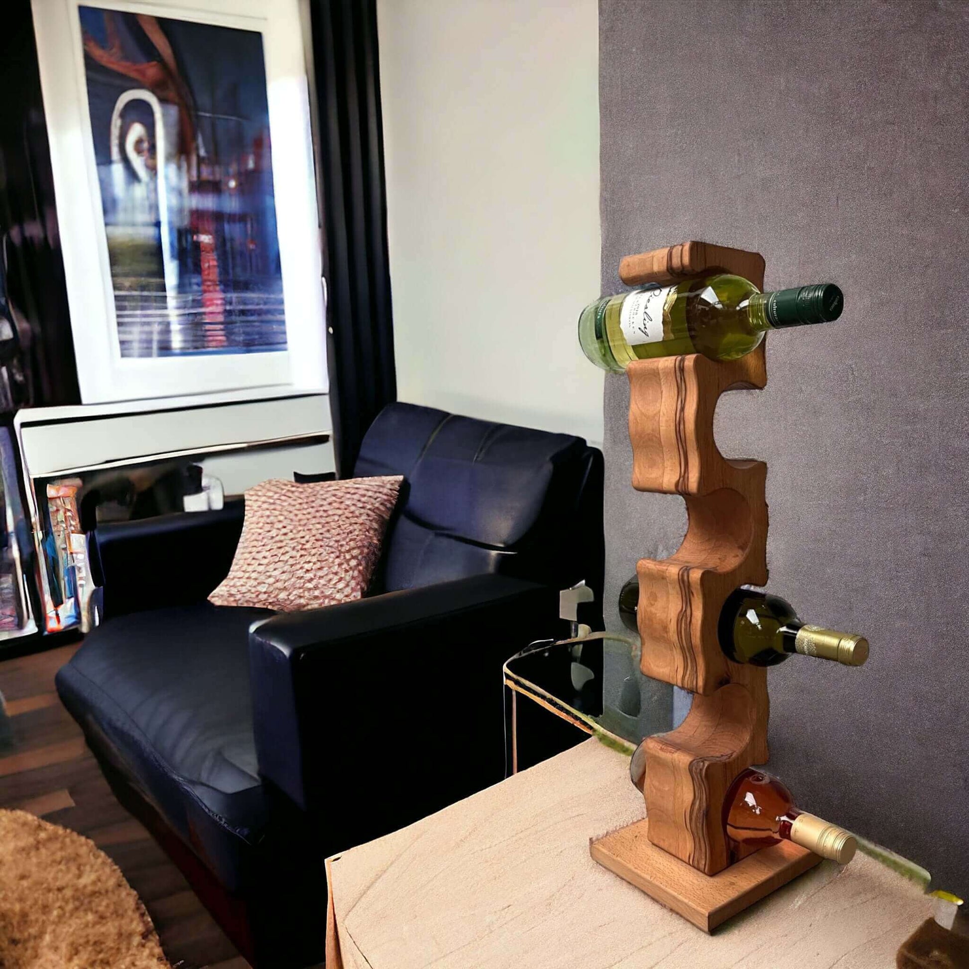 Drevený Stojan na víno ART - masív BUK je vyrobený z masívneho dreva, ošetrený olejom, lakom. Každý kúsok je ručne vyrobený s ohľadom na detail dreva, čo zaručuje jedinečný charakter každého nášho stojanu na víno.