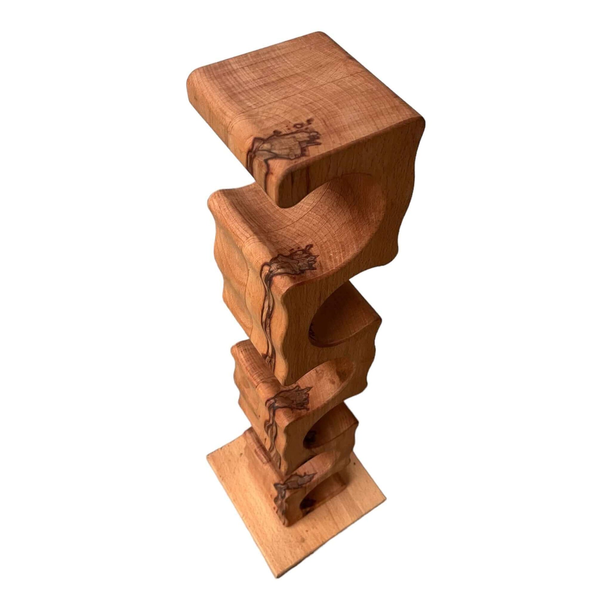 Stojan na víno ART - masív BUK je vyrobený z masívneho dreva, ošetrený olejom, lakom. Každý kúsok je ručne vyrobený s ohľadom na detail dreva, čo zaručuje jedinečný charakter každého nášho stojanu na víno.