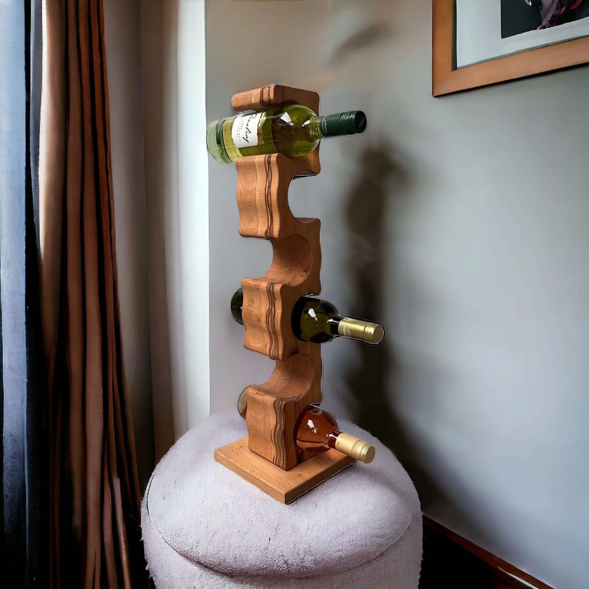 Stojan na víno ART - masív BUK je vyrobený z masívneho dreva, ošetrený olejom, lakom. Každý kúsok je ručne vyrobený s ohľadom na detail dreva, čo zaručuje jedinečný charakter každého nášho stojanu na víno.