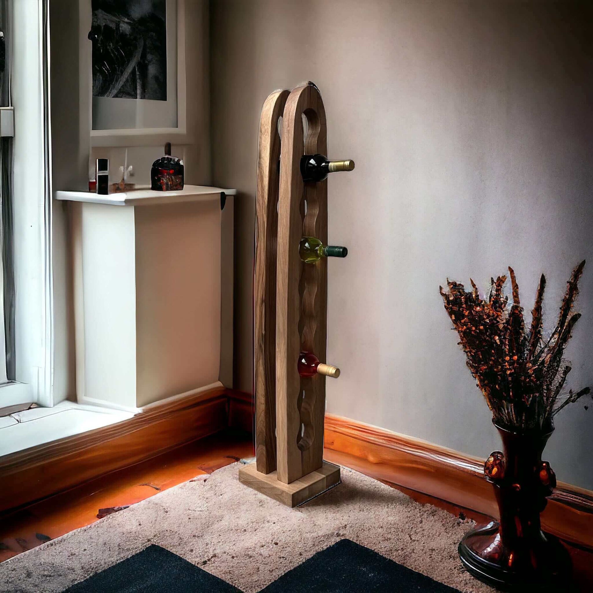 Drevený Stojan na víno ELEGANT 9 fliaš, masívne drevo ORECH je vyrobený z masívneho dreva, ošetrený olejom, lakom. Každý kúsok je ručne vyrobený s ohľadom na detail dreva, čo zaručuje jedinečný charakter každého nášho stojanu na víno.