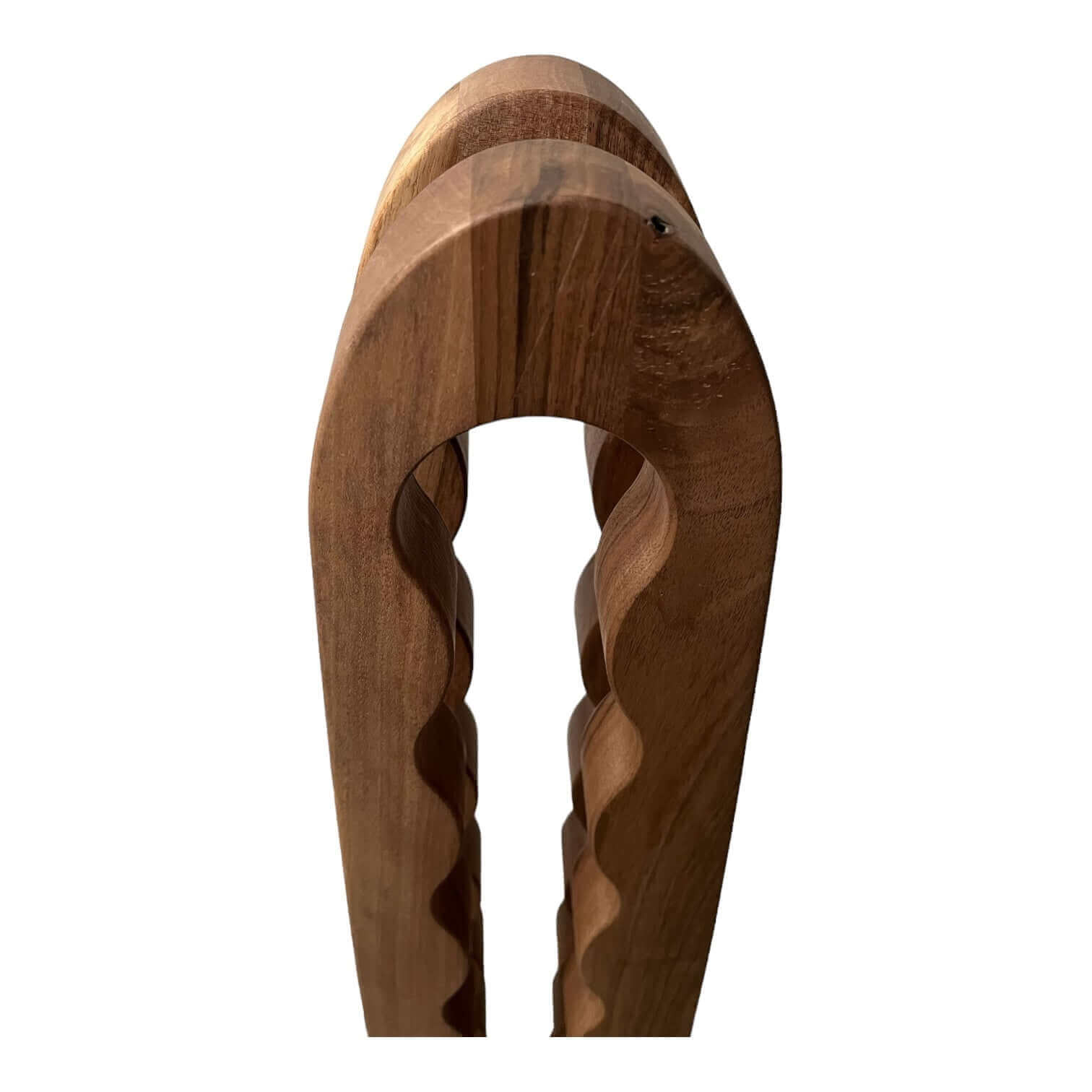 Stojan na víno ELEGANT 9 fliaš, masívne drevo ORECH je vyrobený z masívneho dreva, ošetrený olejom, lakom. Každý kúsok je ručne vyrobený s ohľadom na detail dreva, čo zaručuje jedinečný charakter každého nášho stojanu na víno.