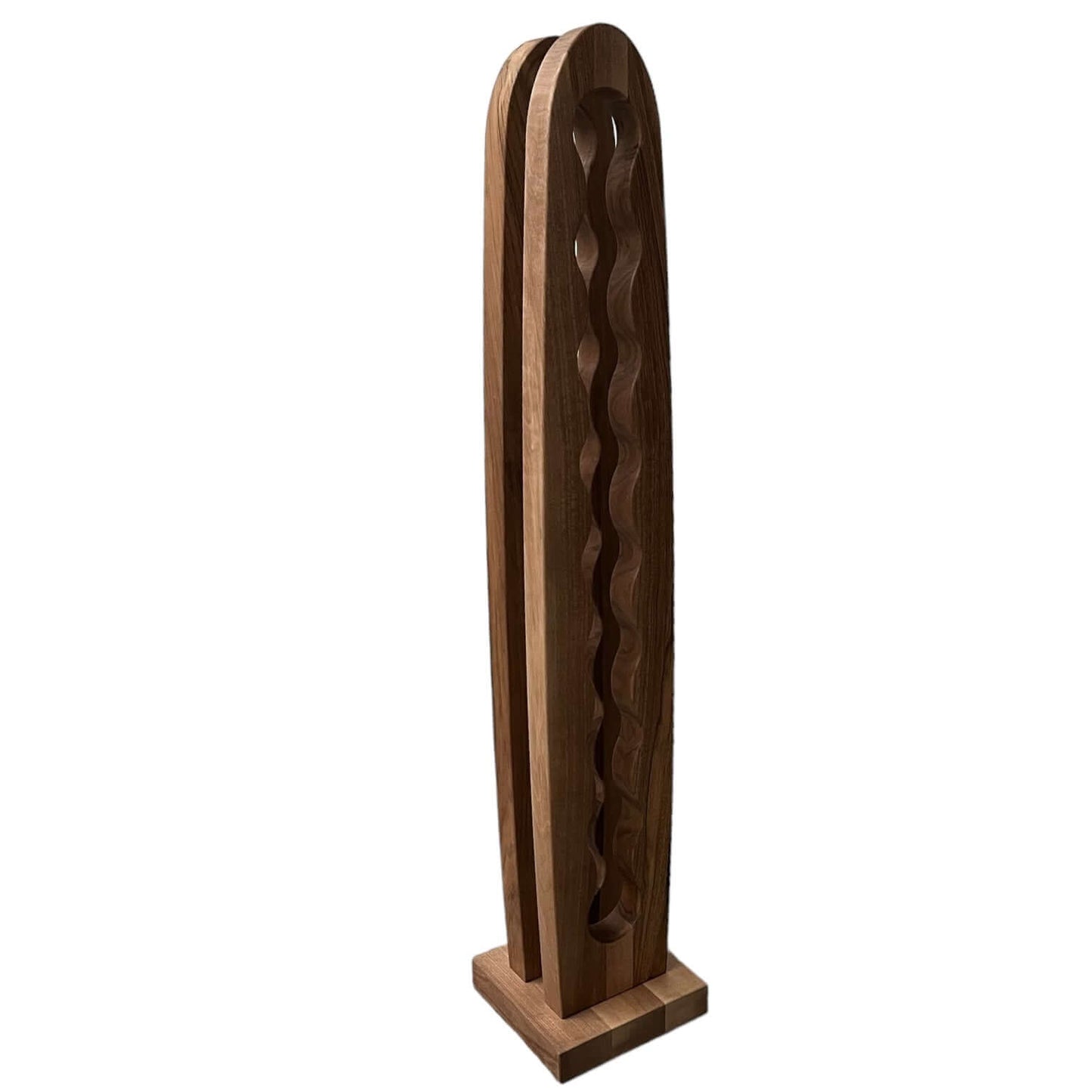 Stojan na víno ELEGANT 9 fliaš, masívne drevo ORECH je vyrobený z masívneho dreva, ošetrený olejom, lakom. Každý kúsok je ručne vyrobený s ohľadom na detail dreva, čo zaručuje jedinečný charakter každého nášho stojanu na víno.