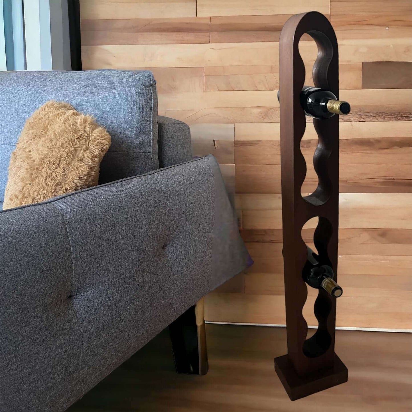 Elegantný stojan na víno je vyrobený z termodreva, má tmavohnedý odtieň. Je vyrobený z kvalitného masívneho dreva, ošetrený olejom. Každý kúsok je ručne vyrobený s ohľadom na detail dreva, čo zaručuje jedinečný charakter každého nášho stojanu na víno.