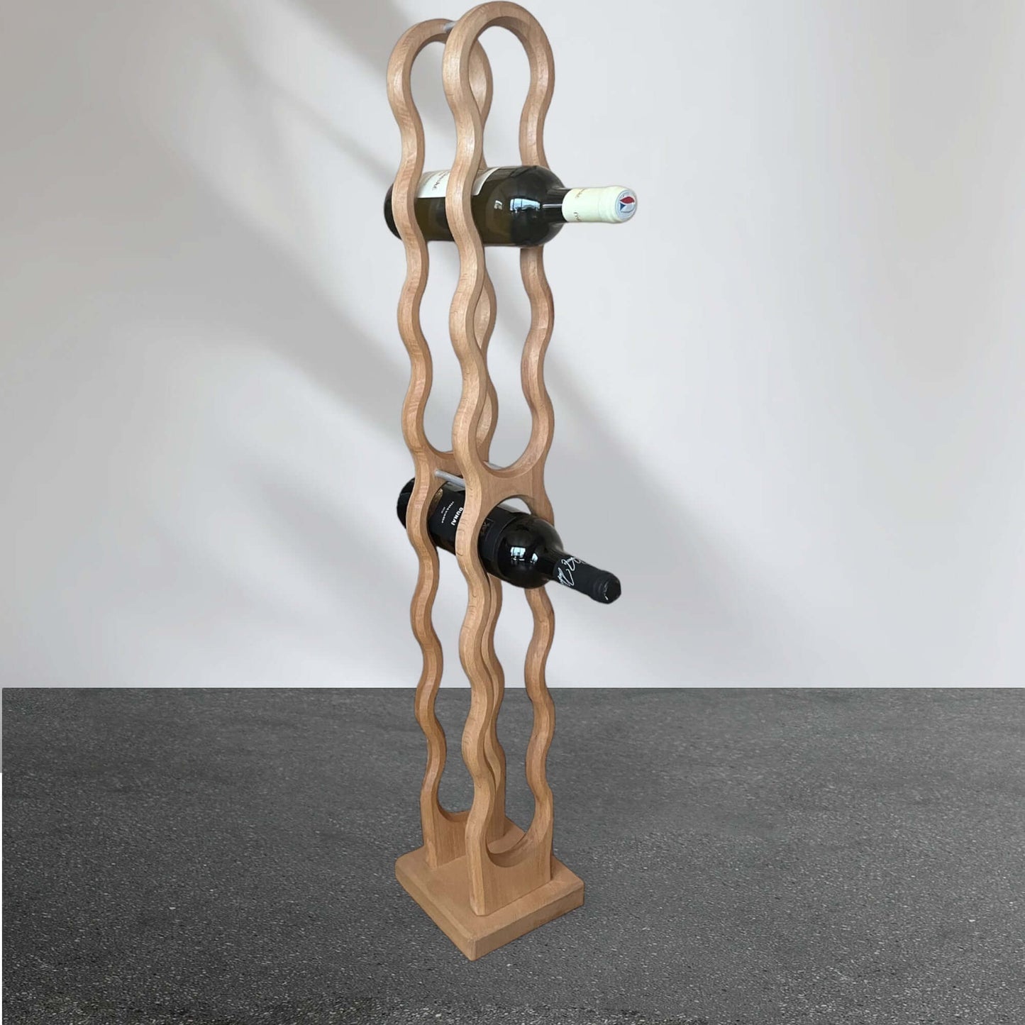 Drevený Stojan na víno WAVE je vyrobený z masívneho dreva, ošetrený olejom, lakom. Každý kúsok je ručne vyrobený s ohľadom na detail dreva, čo zaručuje jedinečný charakter každého nášho stojanu na víno.