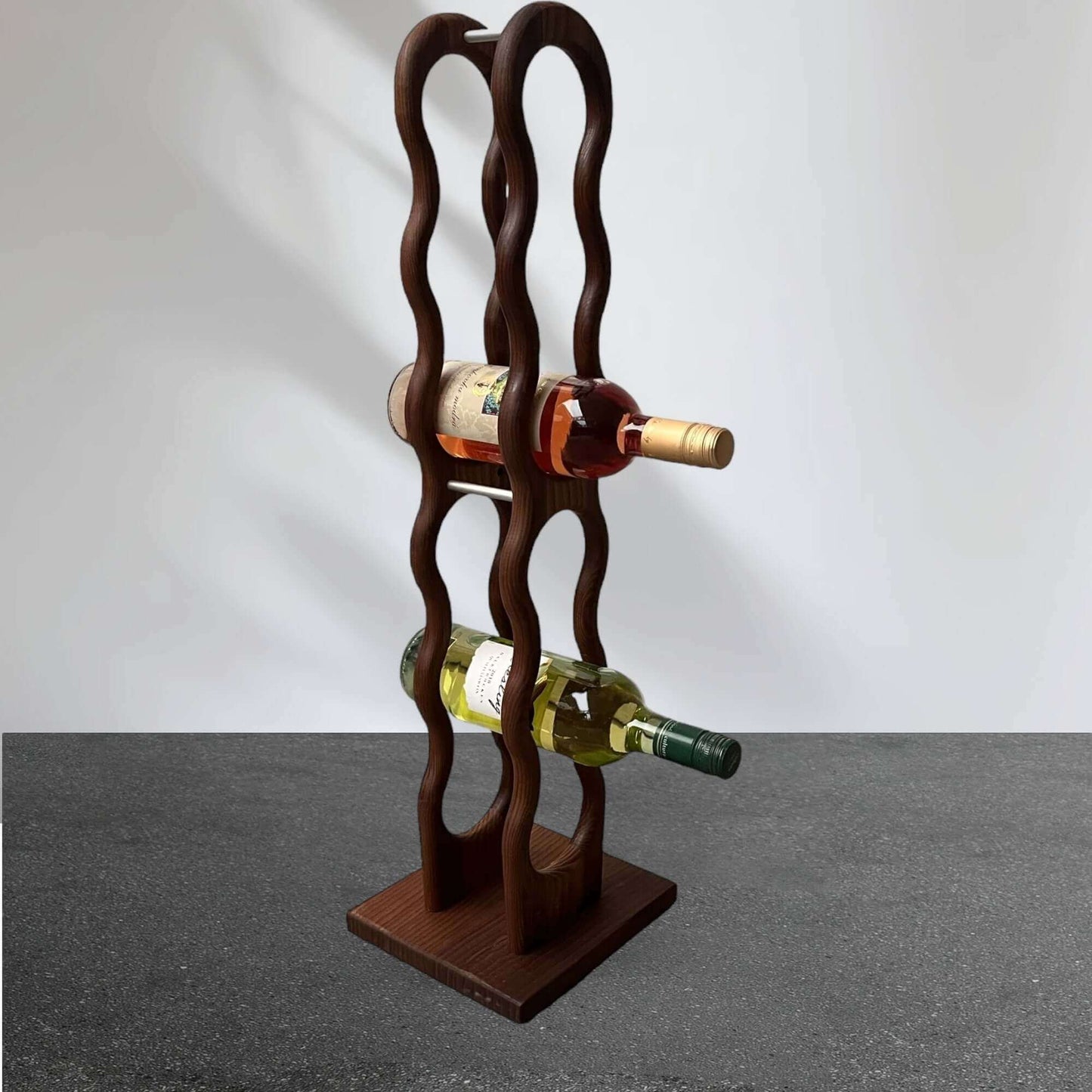 Stojan na víno WAVE je vyrobený z masívneho dreva, ošetrený olejom, lakom. Každý kúsok je ručne vyrobený s ohľadom na detail dreva, čo zaručuje jedinečný charakter každého nášho stojanu na víno.