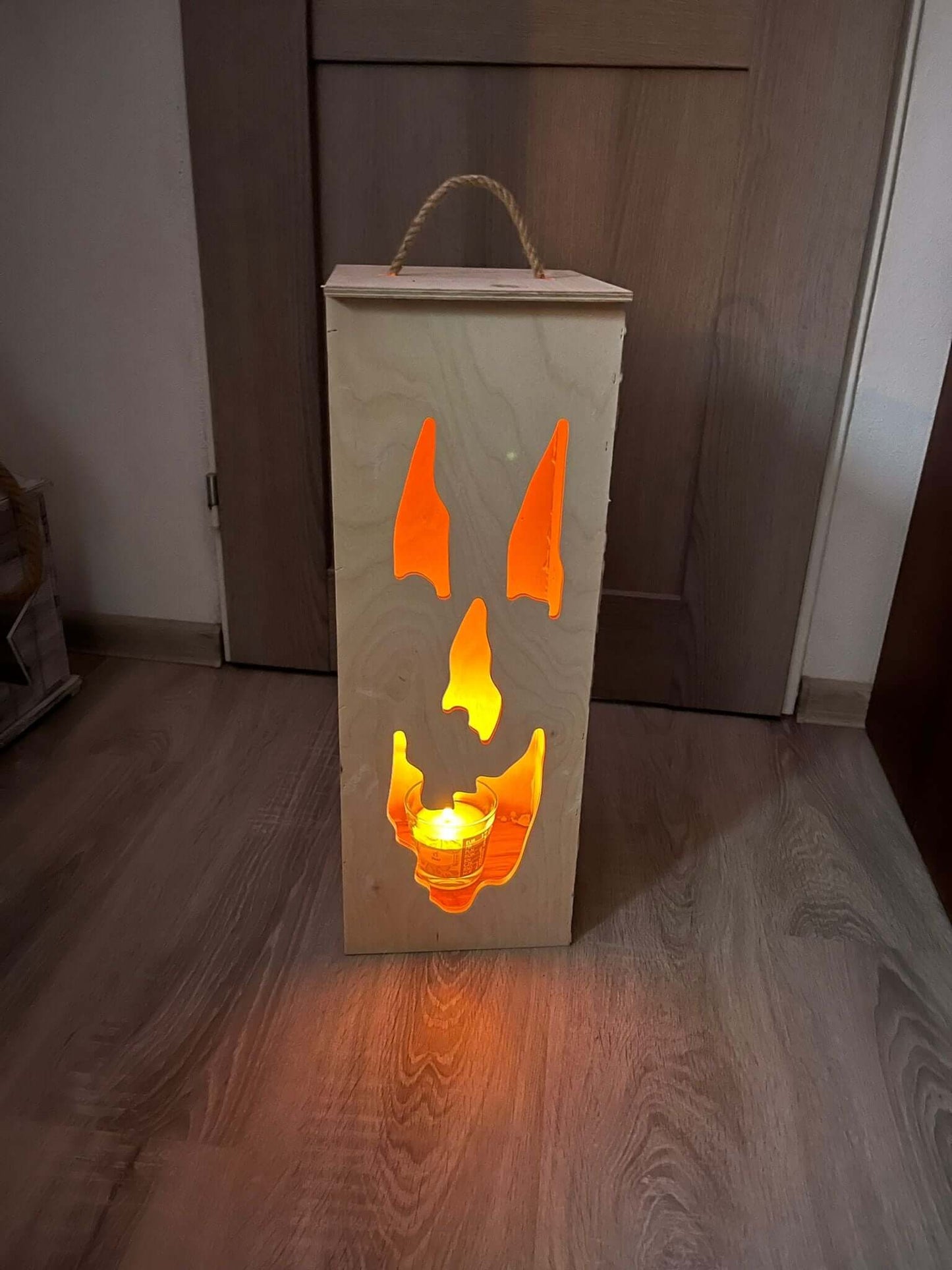 Halloweensky lampáš 50 cm - drevená dekorácia na Halloween dodá čarokrásnu jesennú atmosféru Vášmu domovu. Stvoríte s ňou nezabudnuteľné okamihy.