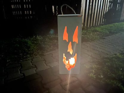 Originálny halloweensky lampáš 50 cm - drevená dekorácia na Halloween dodá čarokrásnu jesennú atmosféru Vašemu domovu. Stvoríte s ňou nezabudnuteľné okamihy.