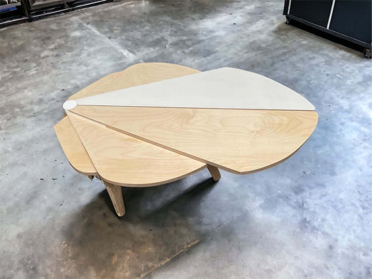 Unikátny konferenčný stolík v tvare vejára s tvrdovoskovou úpravou. Vyrobený z masívneho dreva, vnáša eleganciu a jedinečnosť do každého priestoru.