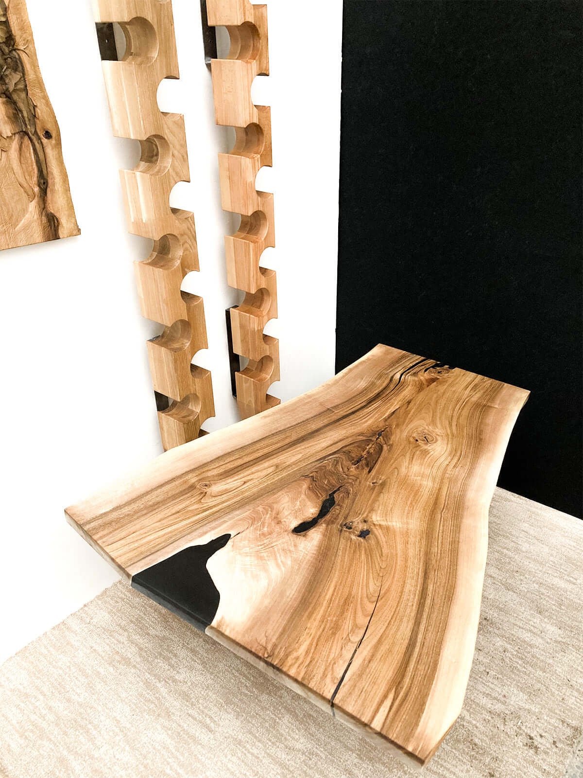Konferenčný stolík z masívneho orechového dreva, vyplnený čiernou živicou