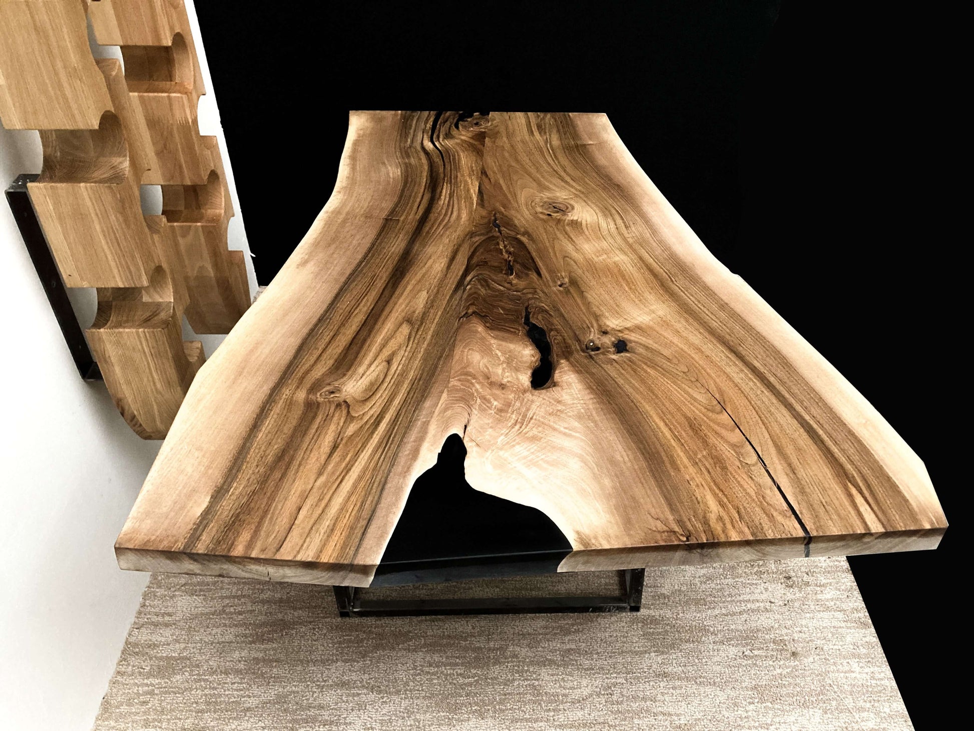 Konferenčný stolík z masívneho orechového dreva, vyplnený čiernou živicou
